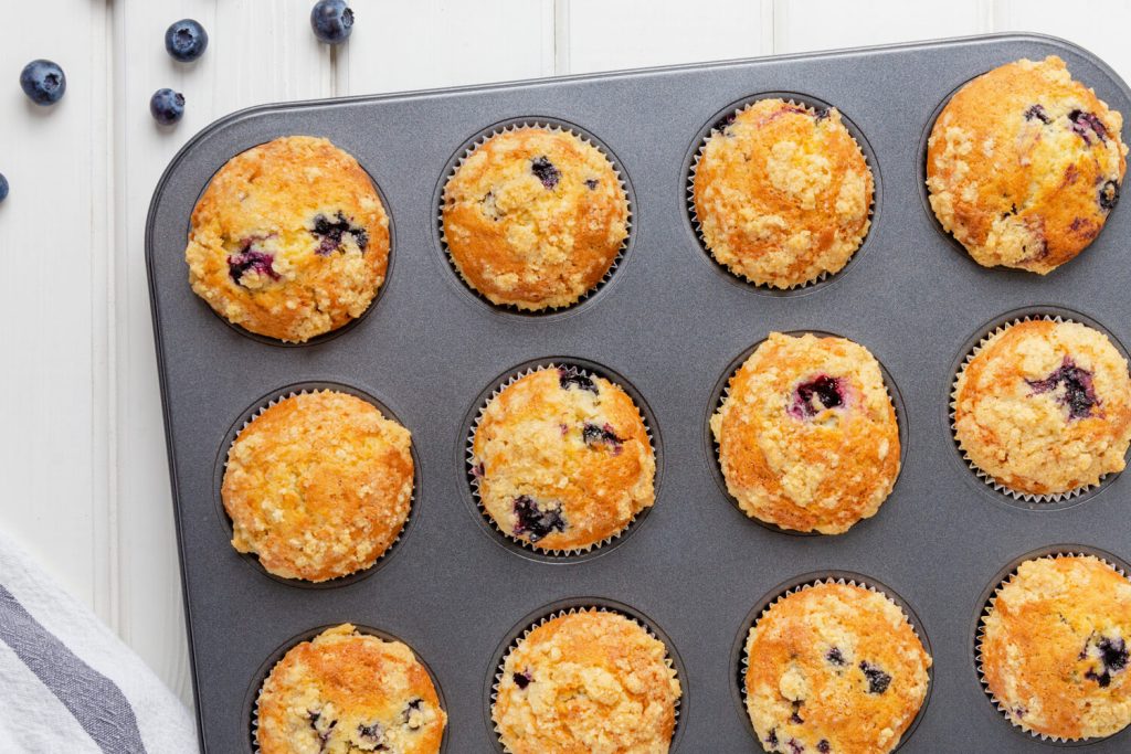 Zitronen-Muffins mit Blaubeeren und Streusel