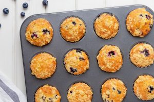Zitronen-Muffins mit Blaubeeren und Streusel