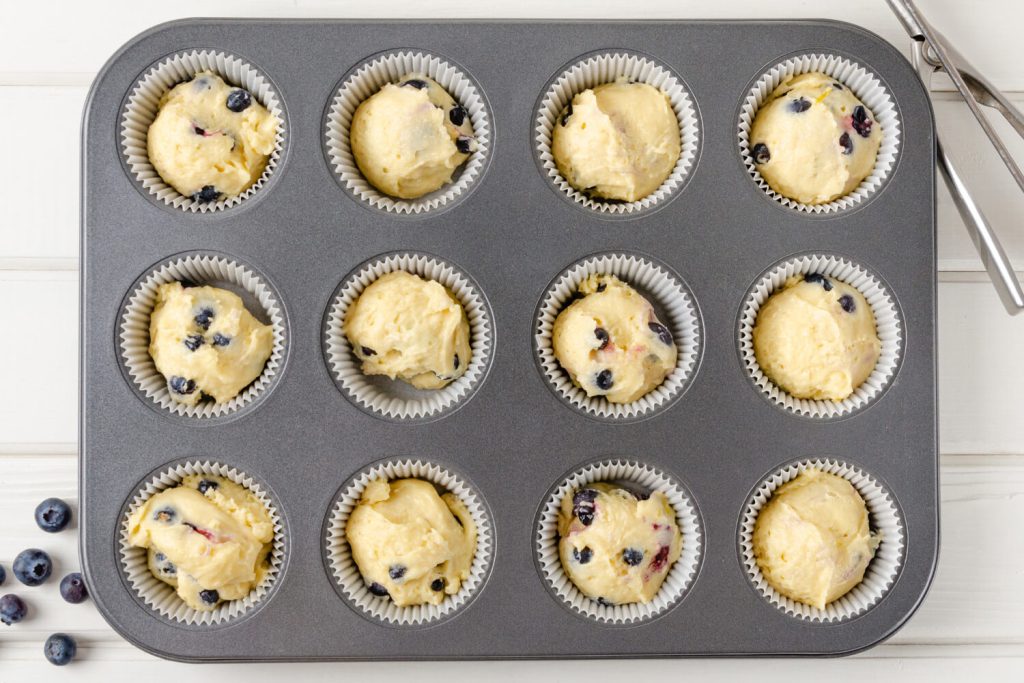 Zitronen-Muffins mit Blaubeeren und Streusel