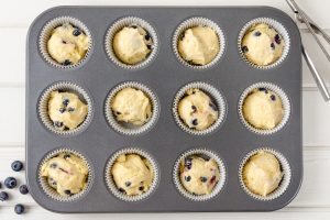 Zitronen-Muffins mit Blaubeeren und Streusel