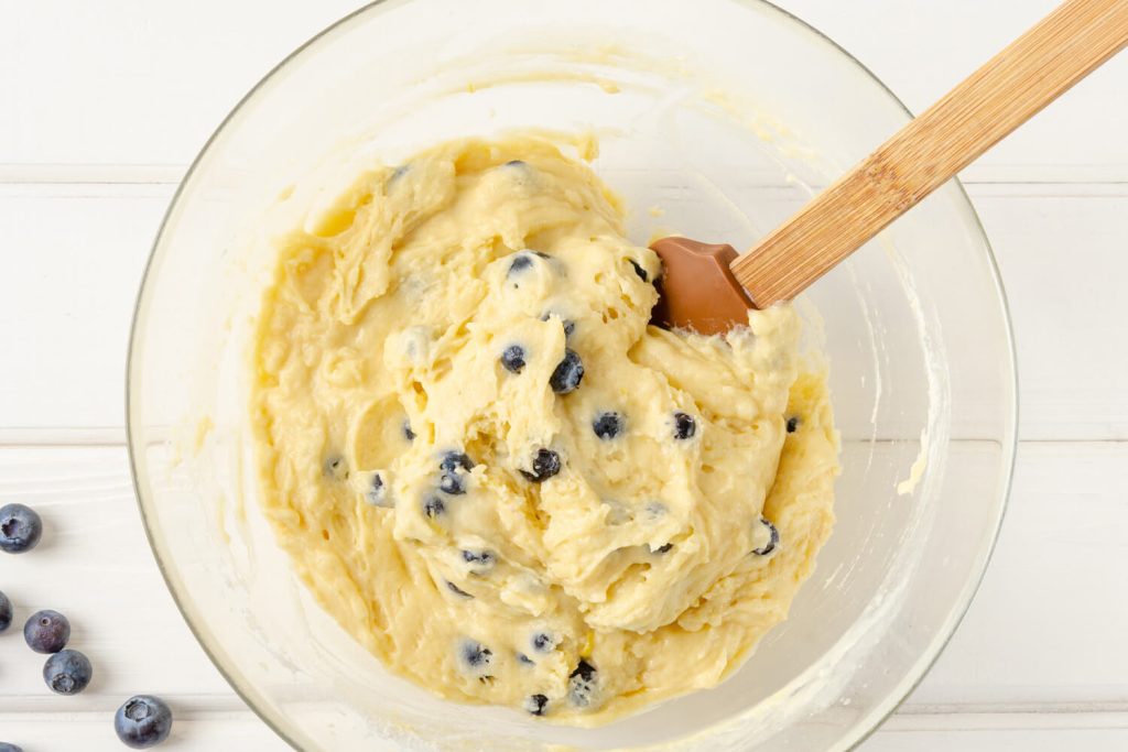 Zitronen-Muffins mit Blaubeeren und Streusel