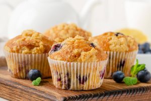 Zitronen-Muffins mit Blaubeeren und Streusel