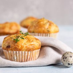 Muffins mit Ei, Bacon, Käse und Kräutern