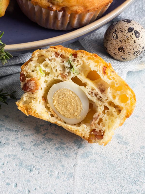Muffins mit Ei, Bacon, Käse und Kräutern