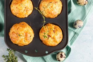 Muffins mit Ei, Bacon, Käse und Kräutern