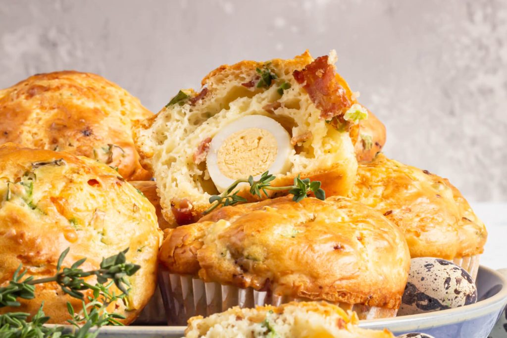 Muffins mit Ei, Bacon, Käse und Kräutern