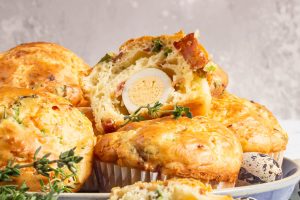 Muffins mit Ei, Bacon, Käse und Kräutern