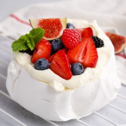 Pavlova-Dessert – Baiser mit geschlagener Sahne und Beeren