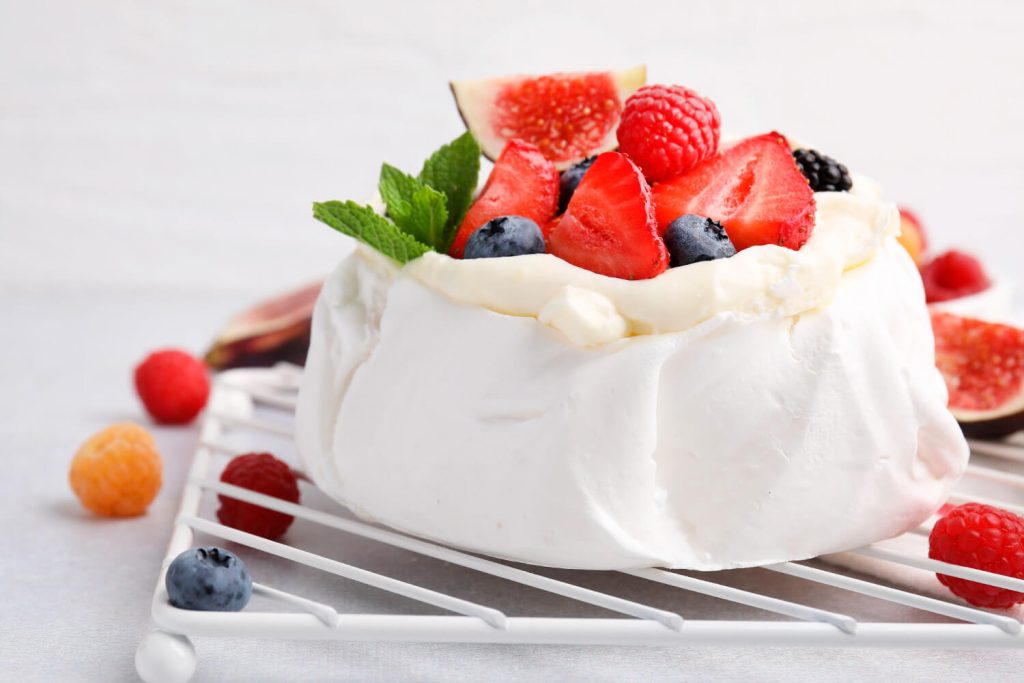 Pavlova-Dessert – Baiser mit geschlagener Sahne und Beeren