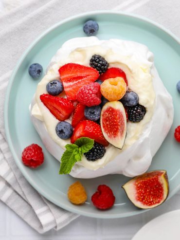 Pavlova-Dessert – Baiser mit geschlagener Sahne und Beeren