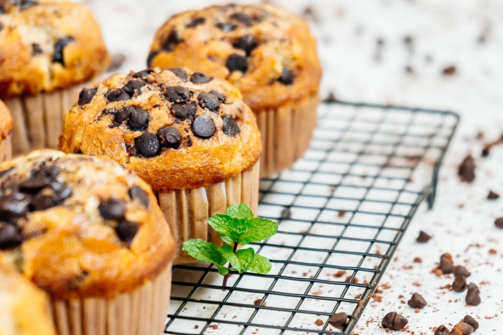Einfache Muffins mit Schokoladenstückchen