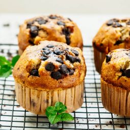 Einfache Muffins mit Schokoladenstückchen