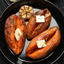 Gebackene Süßkartoffeln mit Butter, Thymian und Knoblauch