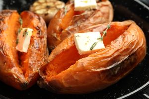 Gebackene Süßkartoffeln mit Butter, Thymian und Knoblauch