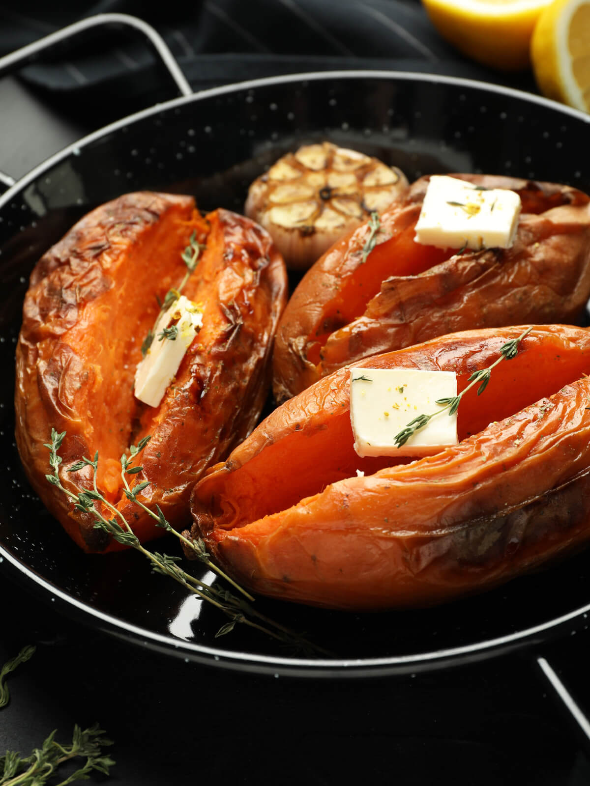 Gebackene Süßkartoffeln mit Butter, Thymian und Knoblauch