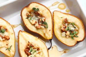 Ofengebackene Birnen mit Blauschimmelkäse und Walnüssen