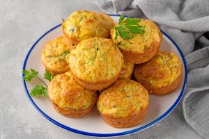 Zucchini-Muffins mit Feta-Käse und Kräutern