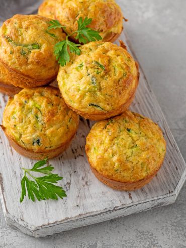 Zucchini-Muffins mit Feta-Käse und Kräutern