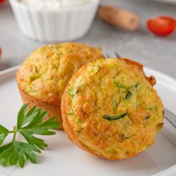 Zucchini-Muffins mit Feta-Käse und Kräutern