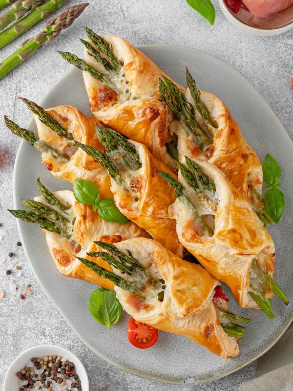 Blätterteigpäckchen mit Spargel, Prosciutto und Parmesan
