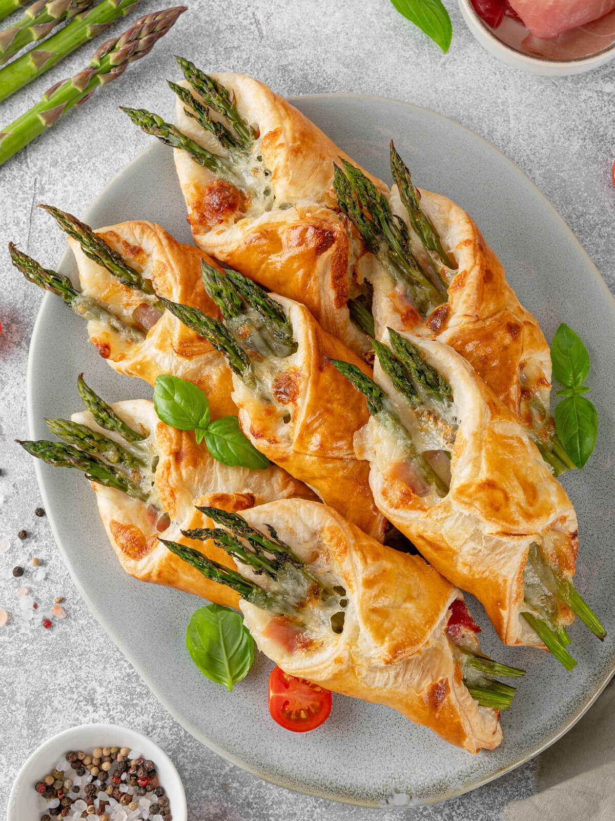 Blätterteigpäckchen mit Spargel, Prosciutto und Parmesan