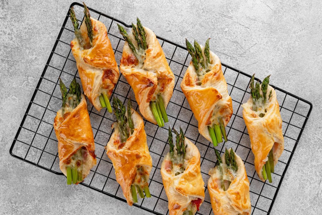 Blätterteigpäckchen mit Spargel, Prosciutto und Parmesan