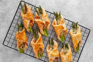 Blätterteigpäckchen mit Spargel, Prosciutto und Parmesan