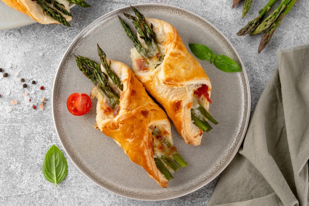 Blätterteigpäckchen mit Spargel, Prosciutto und Parmesan