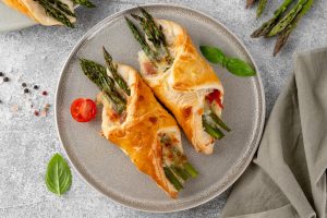 Blätterteigpäckchen mit Spargel, Prosciutto und Parmesan