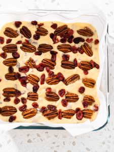 Weißer Schokoladen-Fudge mit Cranberries und Pekannüssen