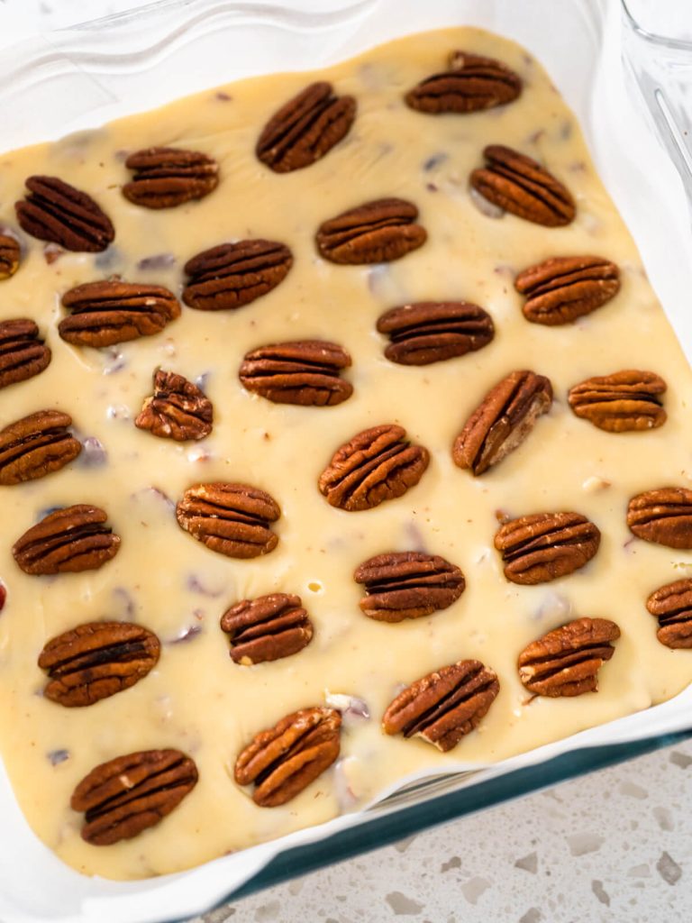 Weißer Schokoladen-Fudge mit Cranberries und Pekannüssen