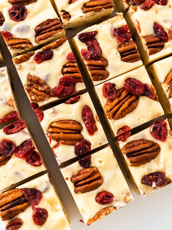Weißer Schokoladen-Fudge mit Cranberries und Pekannüssen