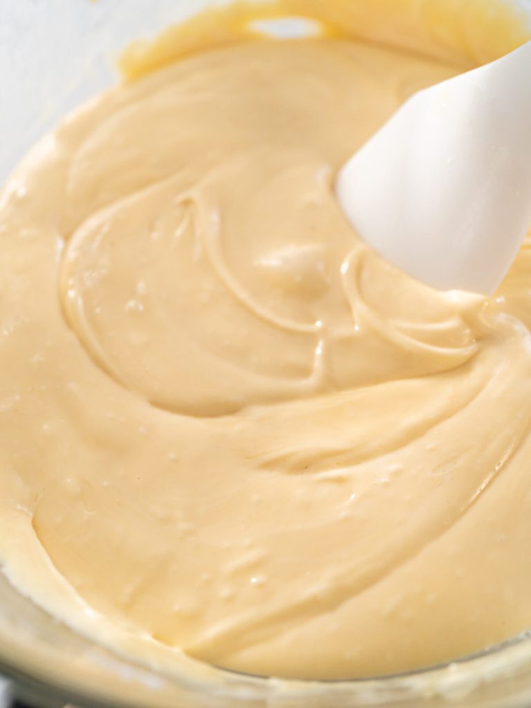 Weißer Schokoladen-Fudge mit Cranberries und Pekannüssen