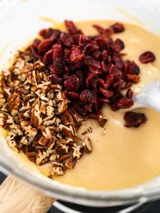 Weißer Schokoladen-Fudge mit Cranberries und Pekannüssen