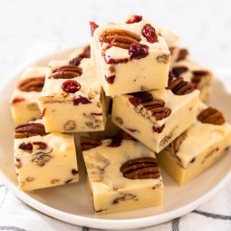 Weißer Schokoladen-Fudge mit Cranberries und Pekannüssen