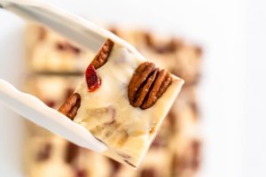 Weißer Schokoladen-Fudge mit Cranberries und Pekannüssen