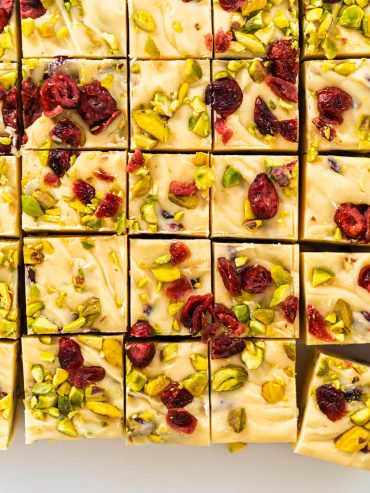 Fudge mit weißer Schokolade, Cranberries und Pistazien