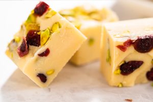 Fudge mit weißer Schokolade, Cranberries und Pistazien