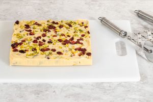 Fudge mit weißer Schokolade, Cranberries und Pistazien