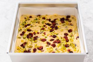 Fudge mit weißer Schokolade, Cranberries und Pistazien