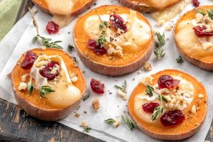 Gebackene Süßkartoffeln mit Brie-Käse und Cranberries