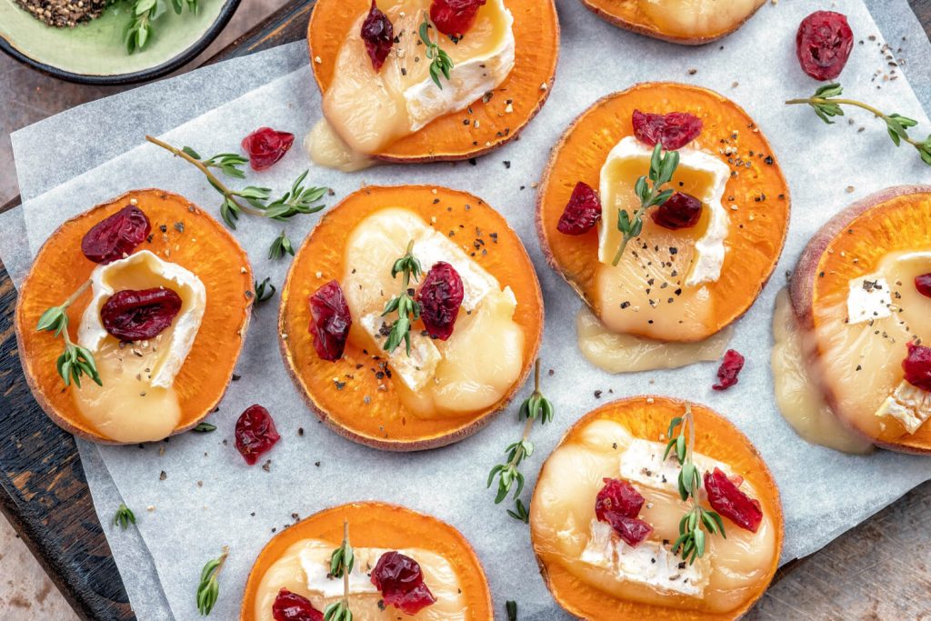 Gebackene Süßkartoffeln mit Brie-Käse und Cranberries