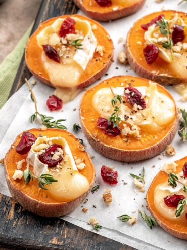 Gebackene Süßkartoffeln mit Brie-Käse und Cranberries