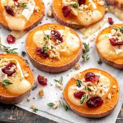 Gebackene Süßkartoffeln mit Brie-Käse und Cranberries