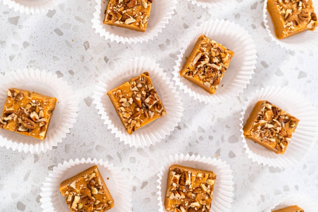 Kürbis Gewürz Fudge mit Pekannüssen