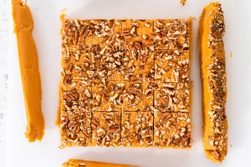 Kürbis Gewürz Fudge mit Pekannüssen