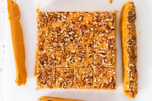 Kürbis Gewürz Fudge mit Pekannüssen