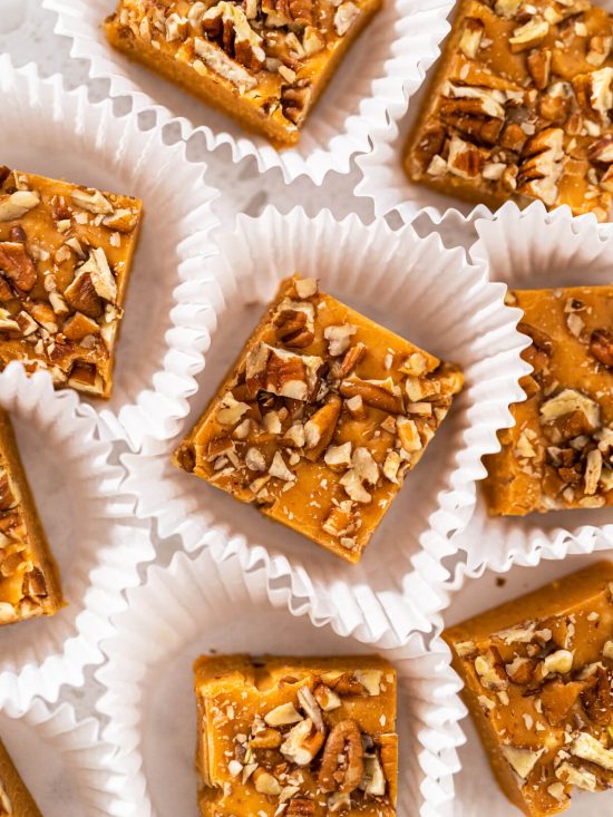 Kürbis Gewürz Fudge mit Pekannüssen