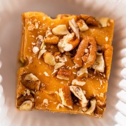 Kürbis Gewürz Fudge mit Pekannüssen