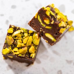 Schokoladen-Fudge mit Pistazien